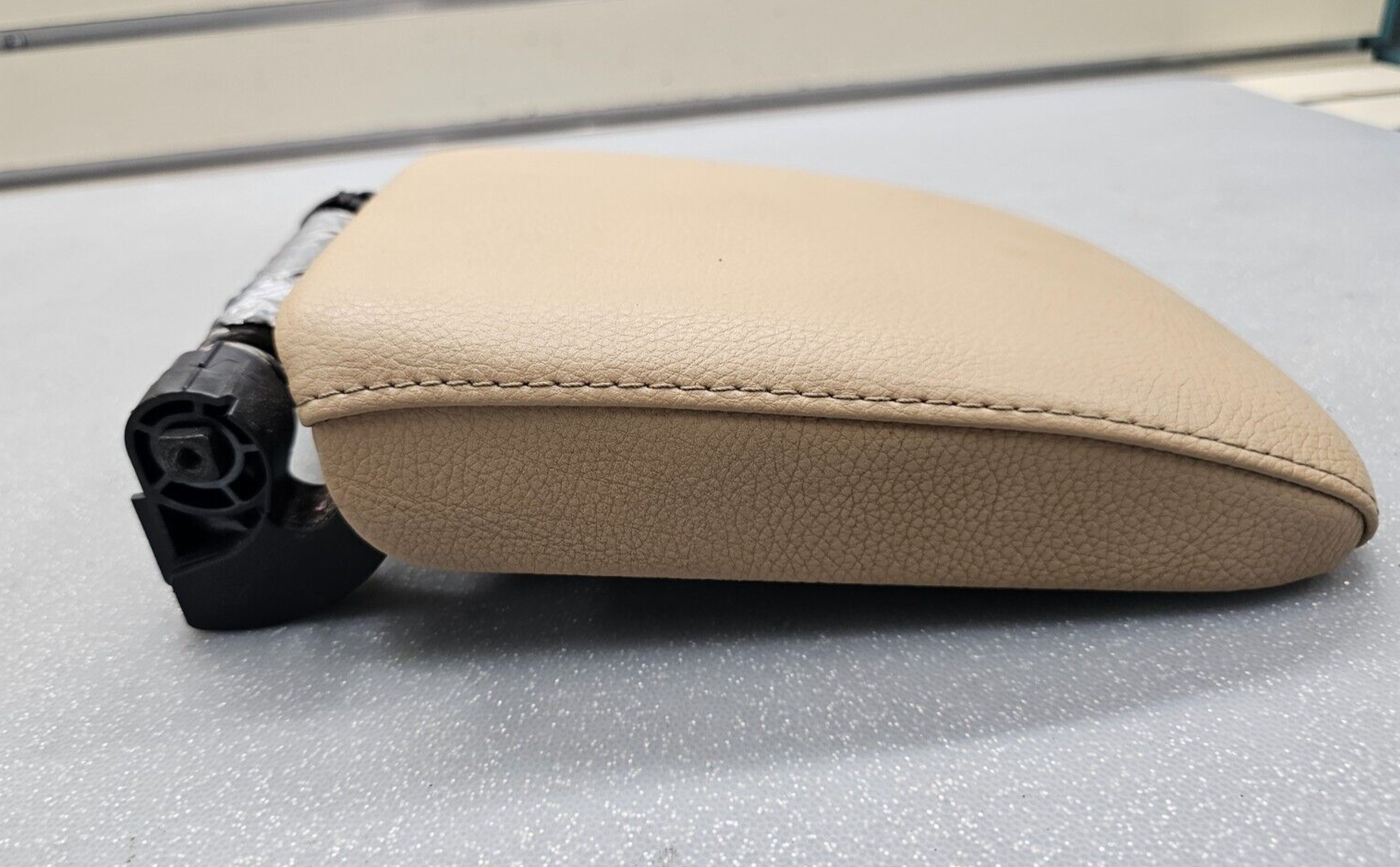🔥05-08 Volkswagen VW Jetta Center Console Arm Rest Leather Cover Lid Tan OEM