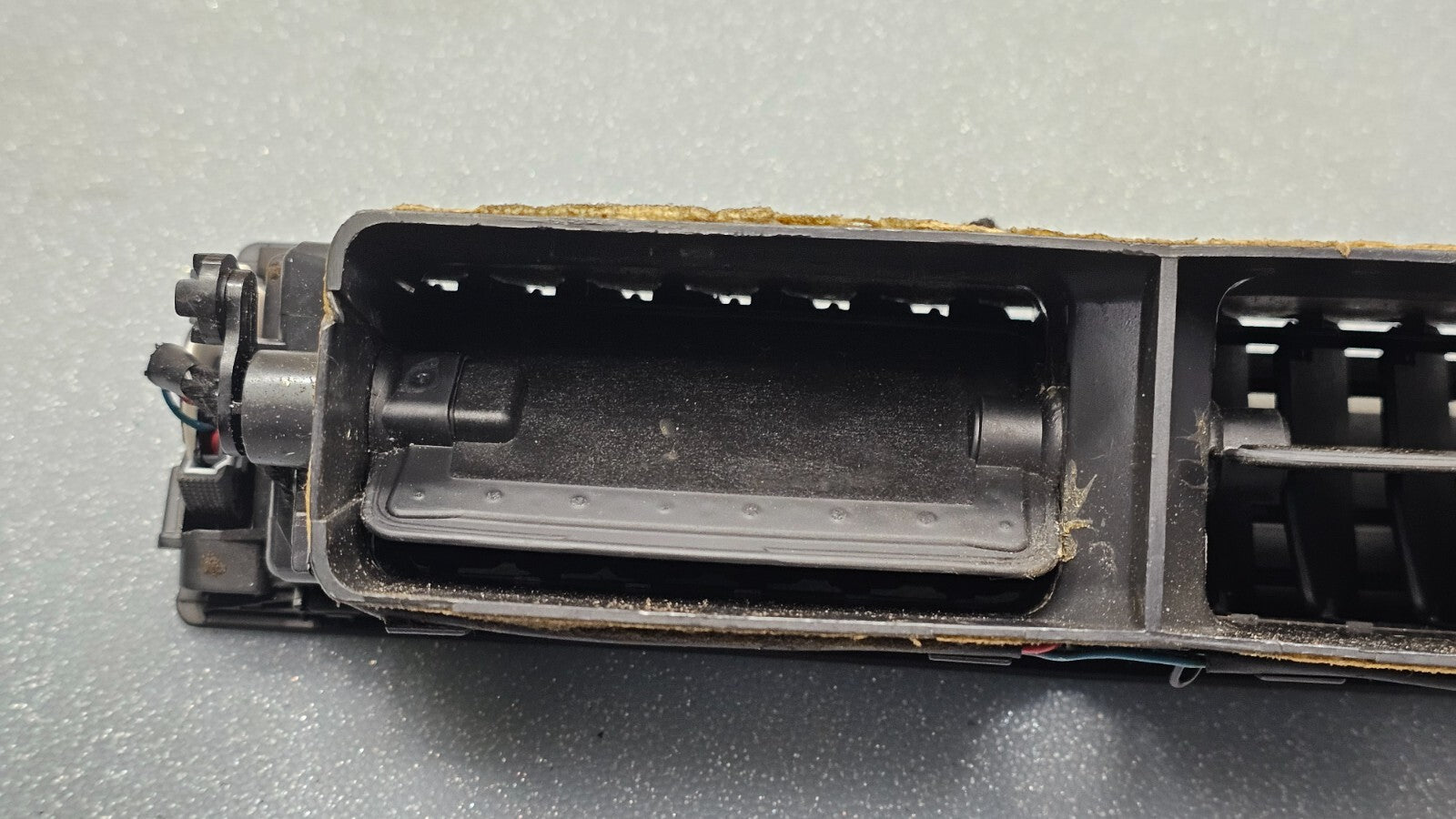 02-08 AUDI B7 A4 S4 RS4CENTER DASH PANEL A/C HEATER AIR VENT CONDITIONING BLACK