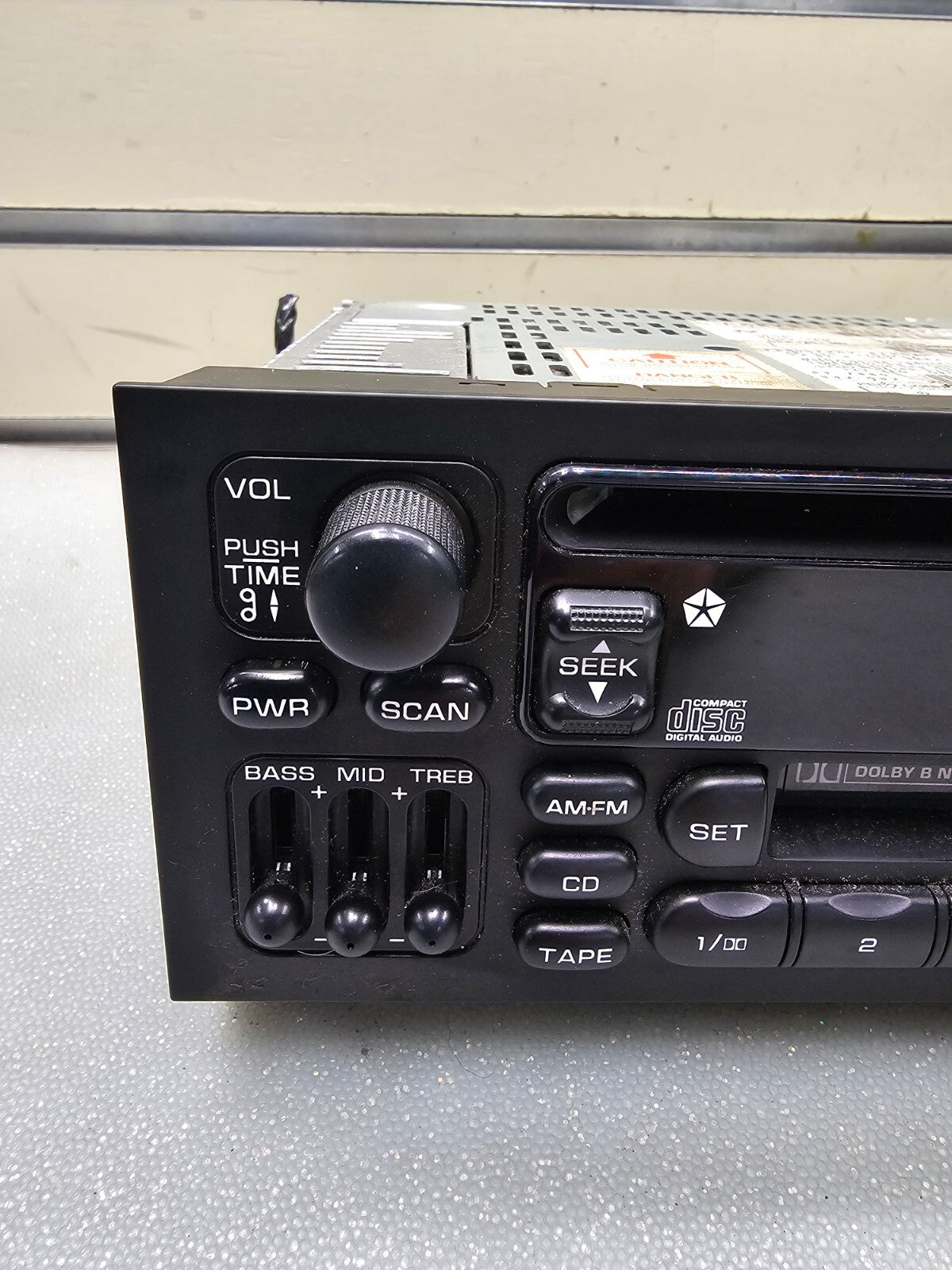 94-02 Dodge Chrysler Jeep Caravan Ram Dakota OE AM FMRadio CDCassette 4704383/DC