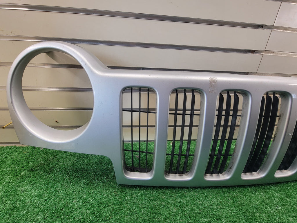 🔥02-04 Jeep Liberty KJ Top Front Upper Grille Assembly Chrome Panel Genuine OEM