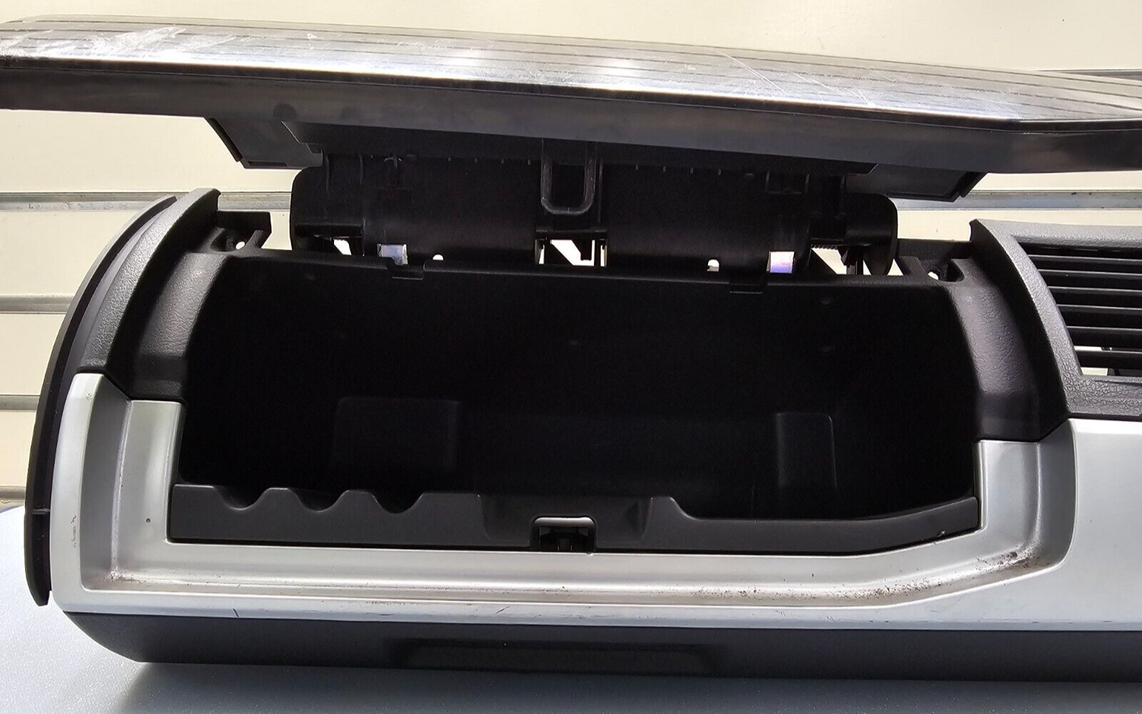 🔥08-10 TOWN COUNTRY DASH UPPER GLOVE BOX STORAGE COMPARTMENT DOOR BLACK/WOOD