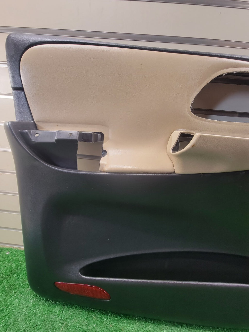 🔥2002-2009 CHEVY TRAILBLAZER Door Panel  Front LEFT DRIVER armrest BLACK/TAN D8