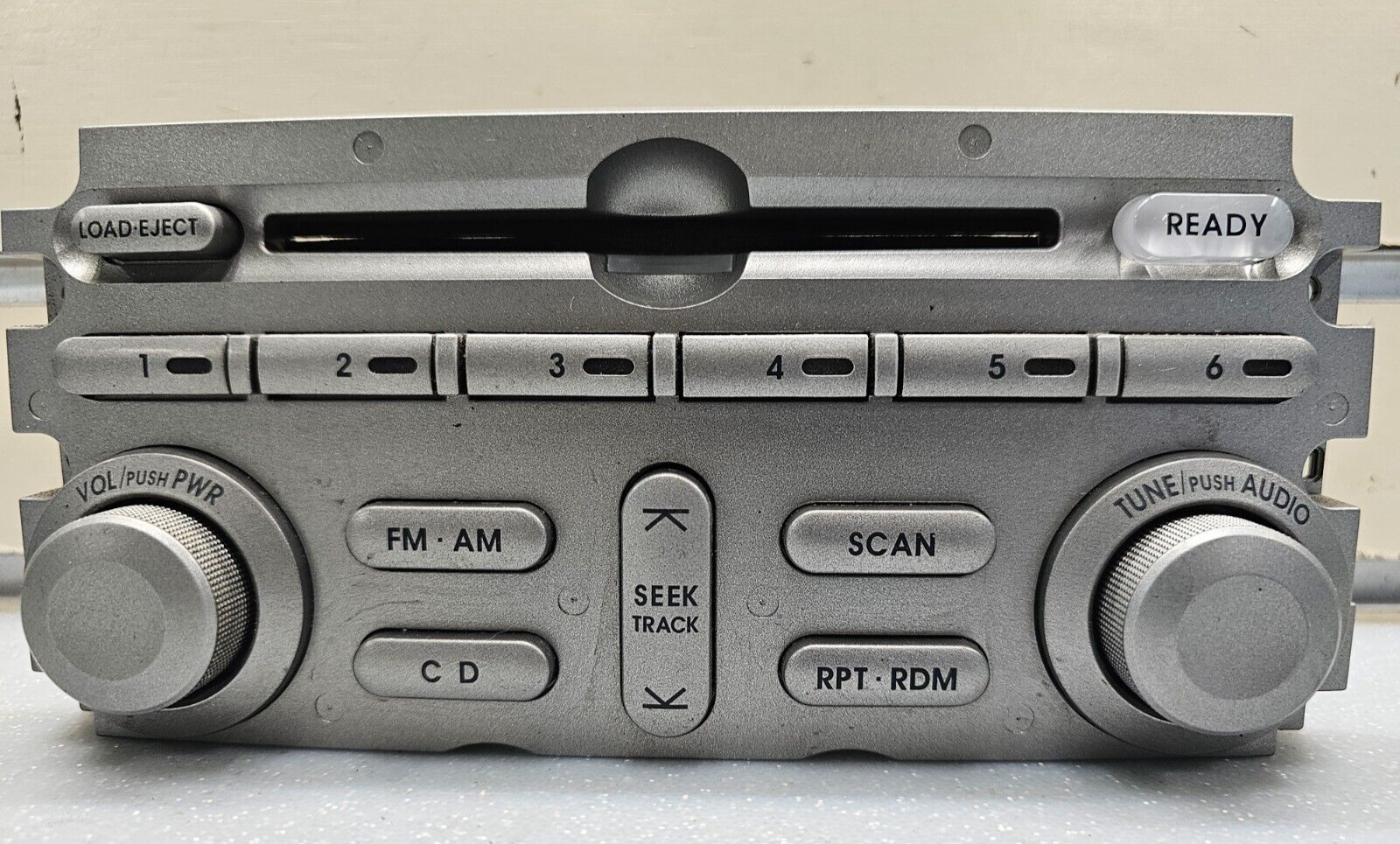 04-05 Mitsubishi ENDEAVOR Dash AM FM Radio CD Player Control Stereo Assembly OEM