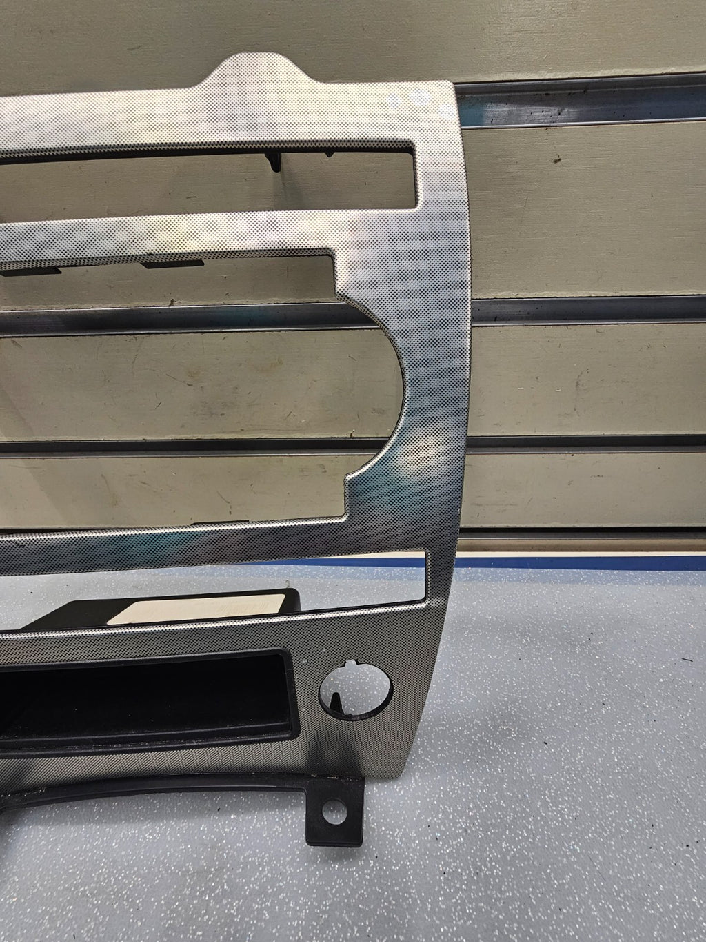 05-07 JEEP GRAND CHEROKEE DASH PANEL RADIO SURROUND TRIM BEZEL OEM SILVER B70