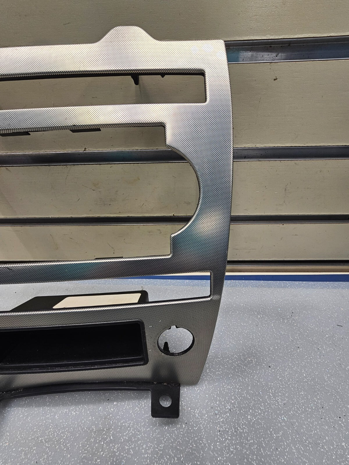 05-07 JEEP GRAND CHEROKEE DASH PANEL RADIO SURROUND TRIM BEZEL OEM SILVER B70