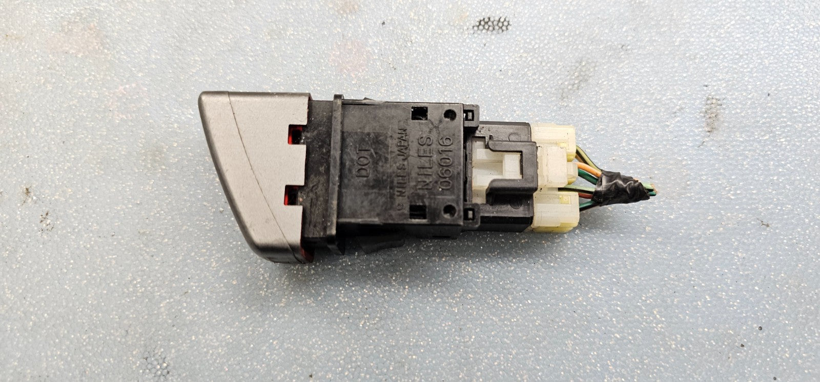 🔥00-04 Nissan Almera Maxima Hazard Warning Switch Button Silver