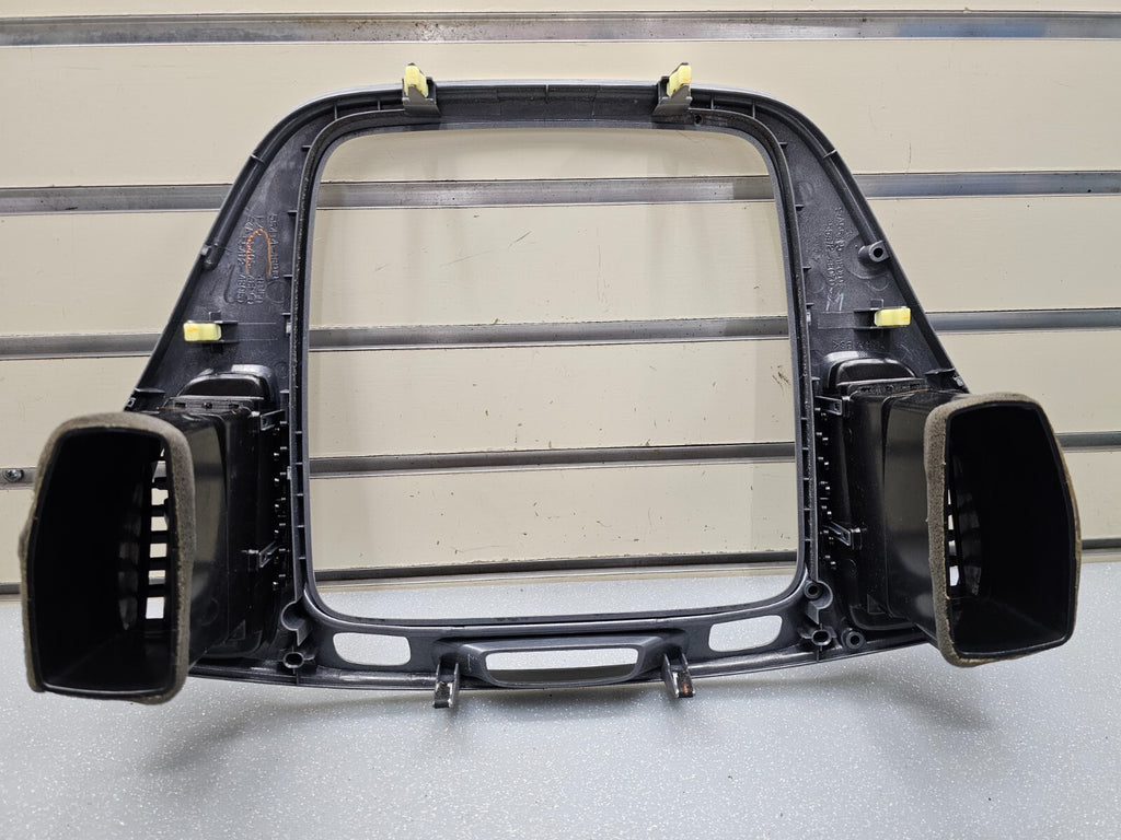 01-07 TOYOTA HIGHLANDER CENTER DASH RADIO CLIMATE TRIM SURROUND BEZEL SILVER B66