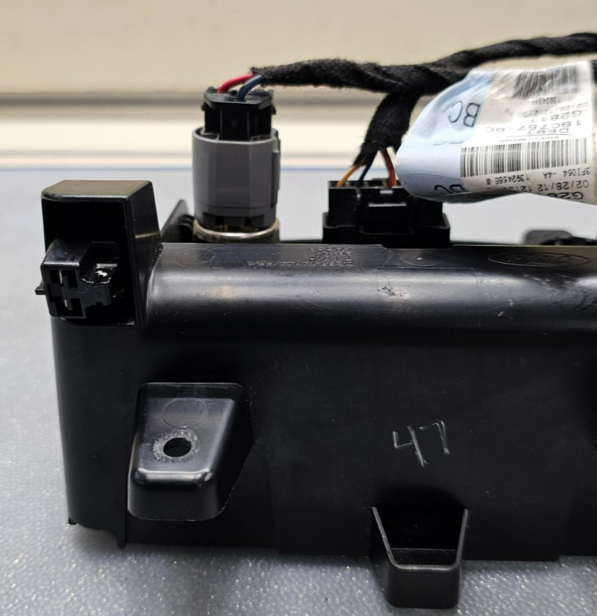 🔥 13-18 LINCOLN MKT REAR POWER OUTLET BLACK OEM