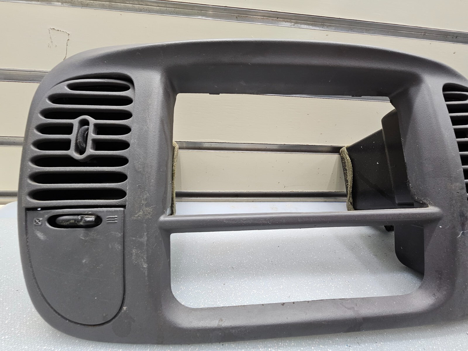 🔥1997-2003 Ford F150 Center Dash Radio Climate BEZEL Temp 🔴AIRBG Panel GRAY B1