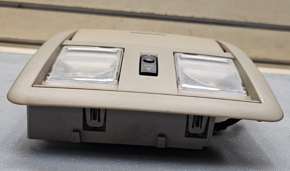 🔥05-10 Grand Cherokee Overhead Console Dome Map Light Lamp Compartment Tan