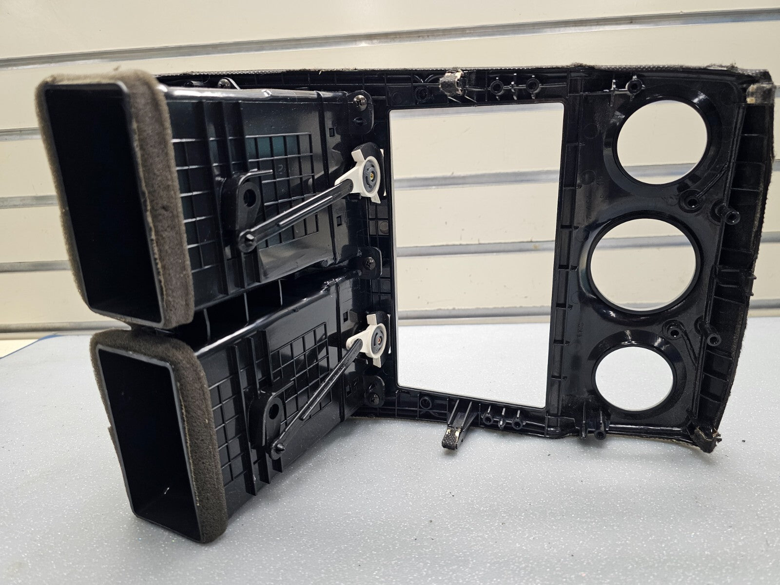 🔥05-09 KIA SPORTAGE CENTER DASH RADIO BEZEL TRIM CLIMATE CONTROL OEM SILVER