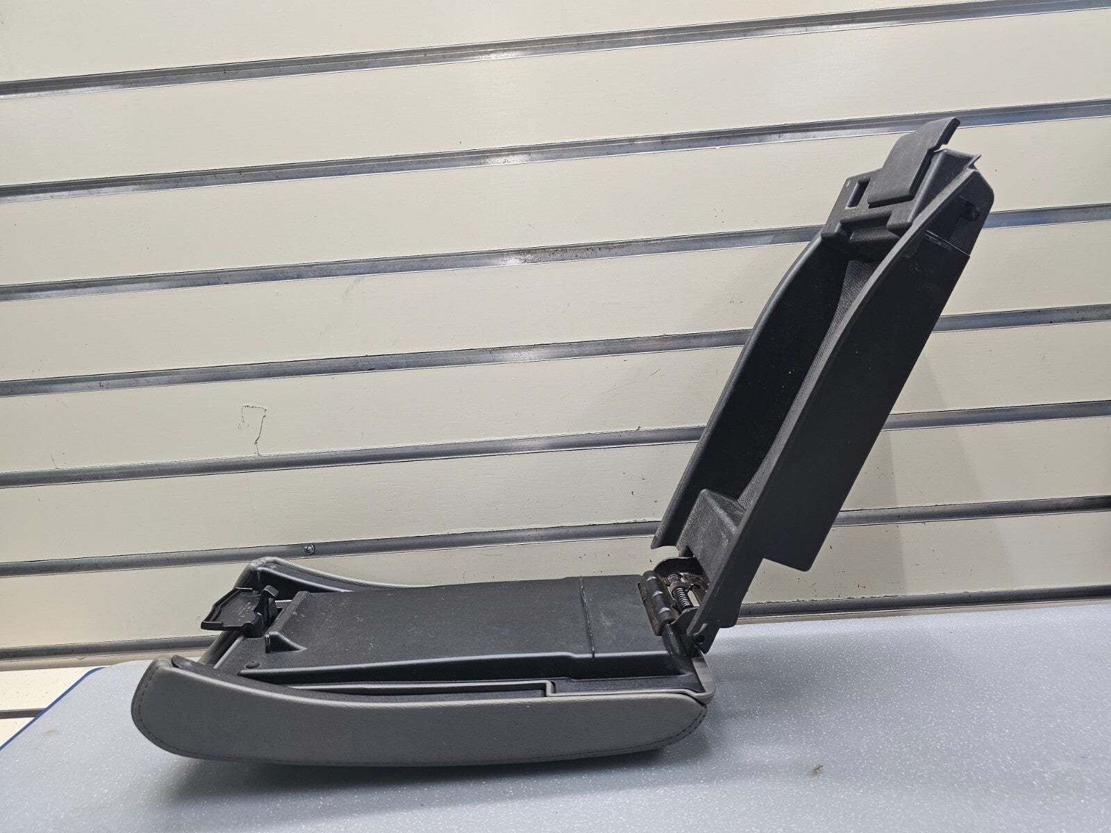 08-12 Chevy Malibu FRONT CENTER CONSOLE LID ARMREST ASSEMBLY STORAGE COVER GRAY