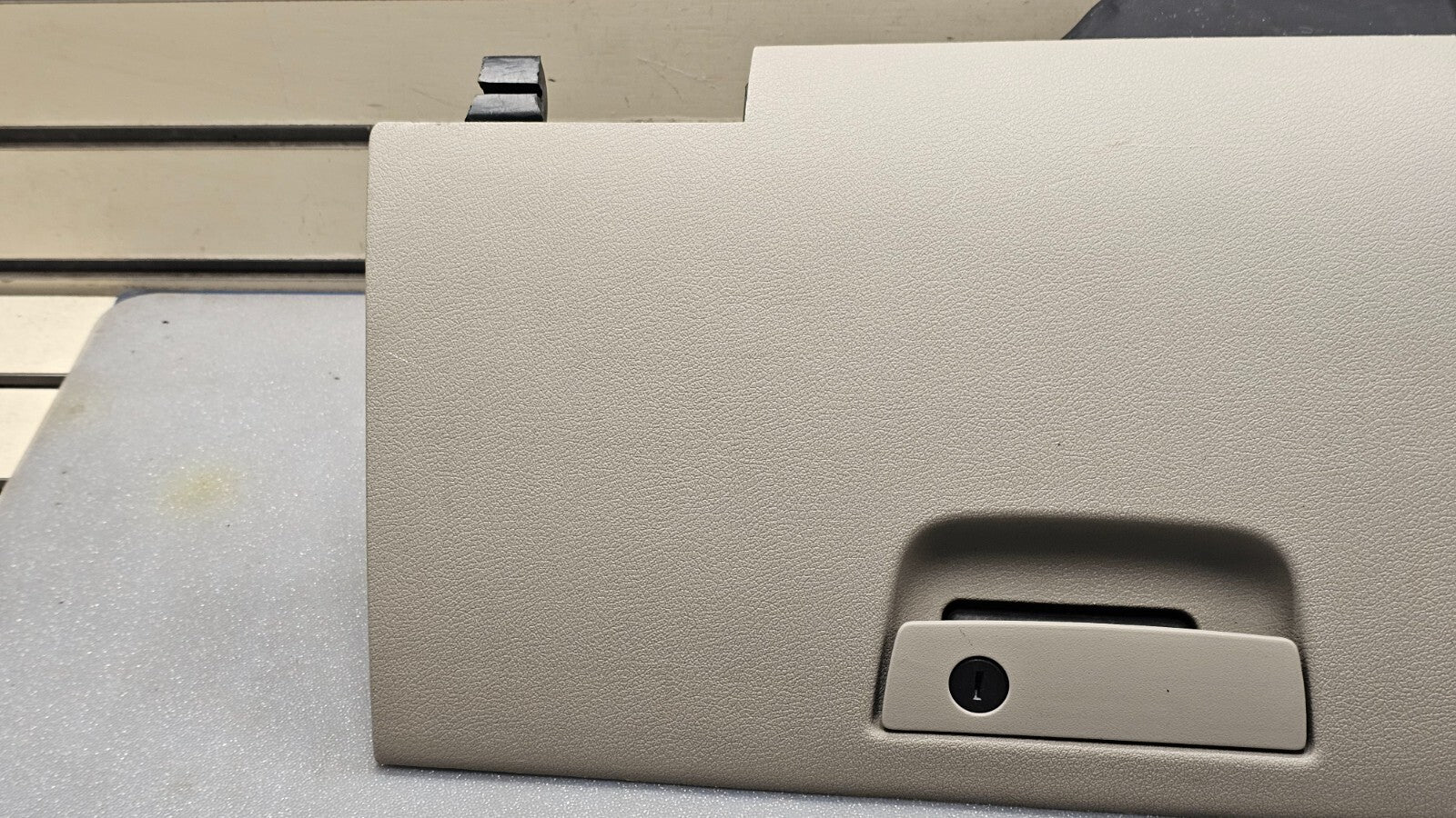 🔥08-10 GRAND CHEROKEE COMMANDER DASH GLOVE BOX COMPARTMENT LID ASSEMBLY TAN