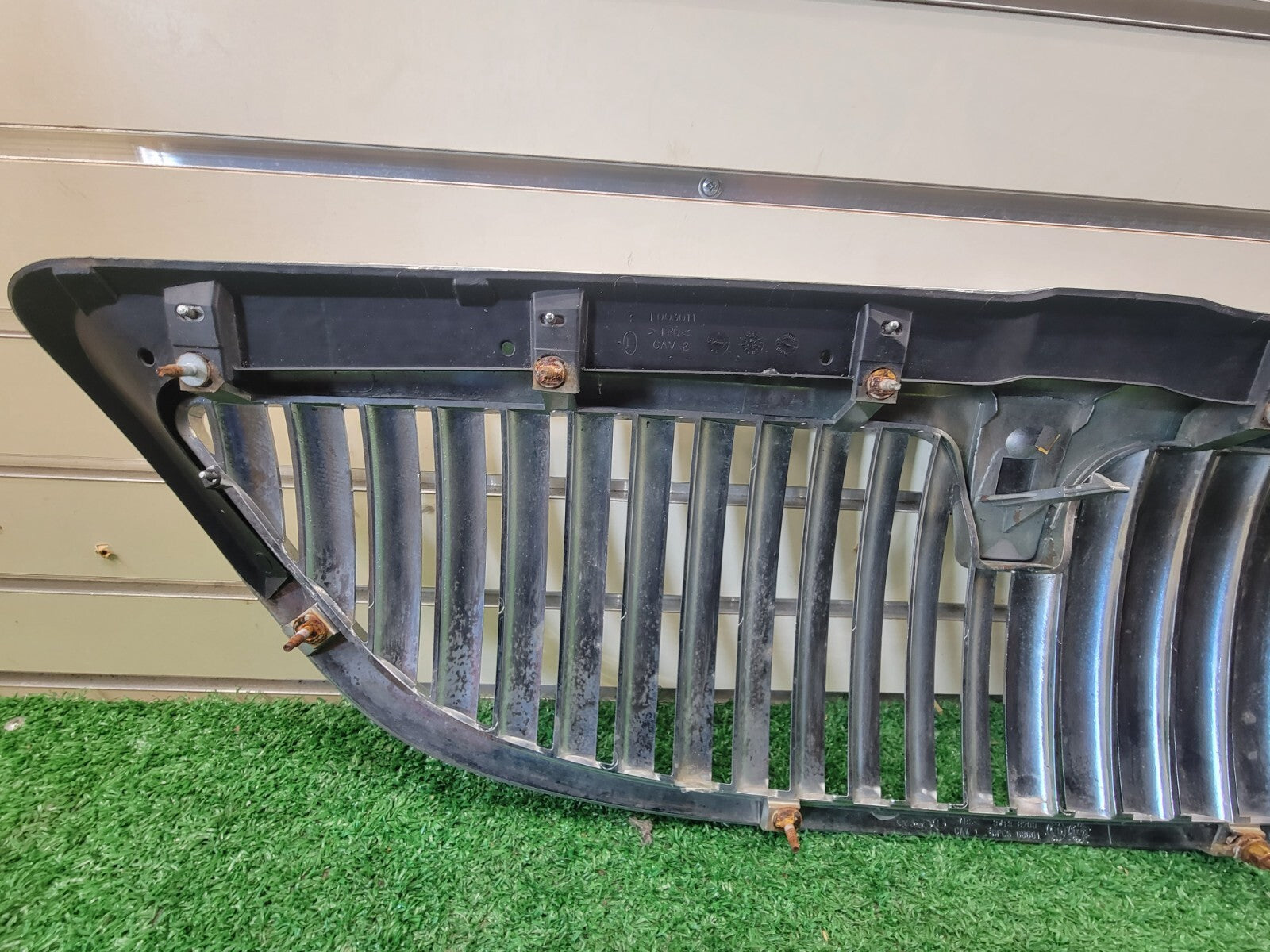 🔥2003-2011 Lincoln Town Car Front Upper Grille with Emblem Chrome Assembly OEM