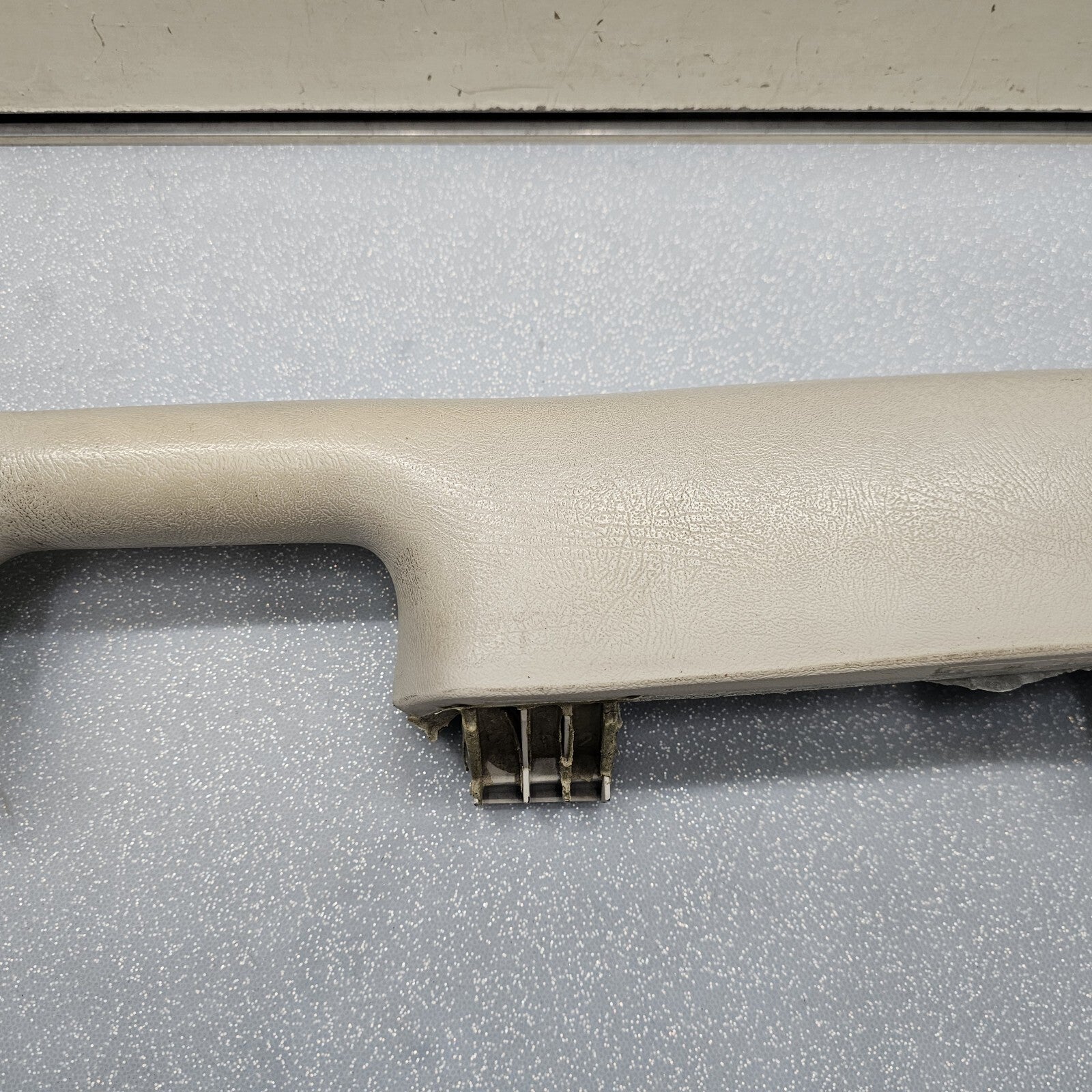 03-06 Chevrolet GMC Silverado Tahoe Front LEFT Door Armrest Handle Light Tan H2