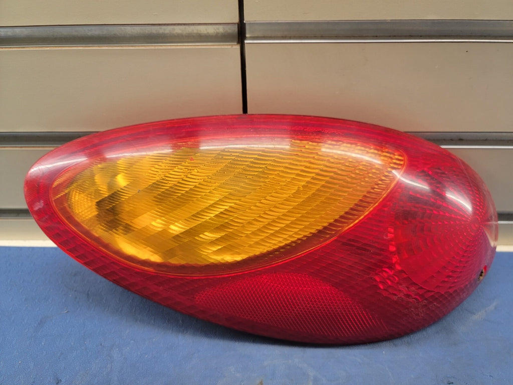 🔥2001-2005 Chrysler PT Cruiser Tail light Left driver side brake light assembly