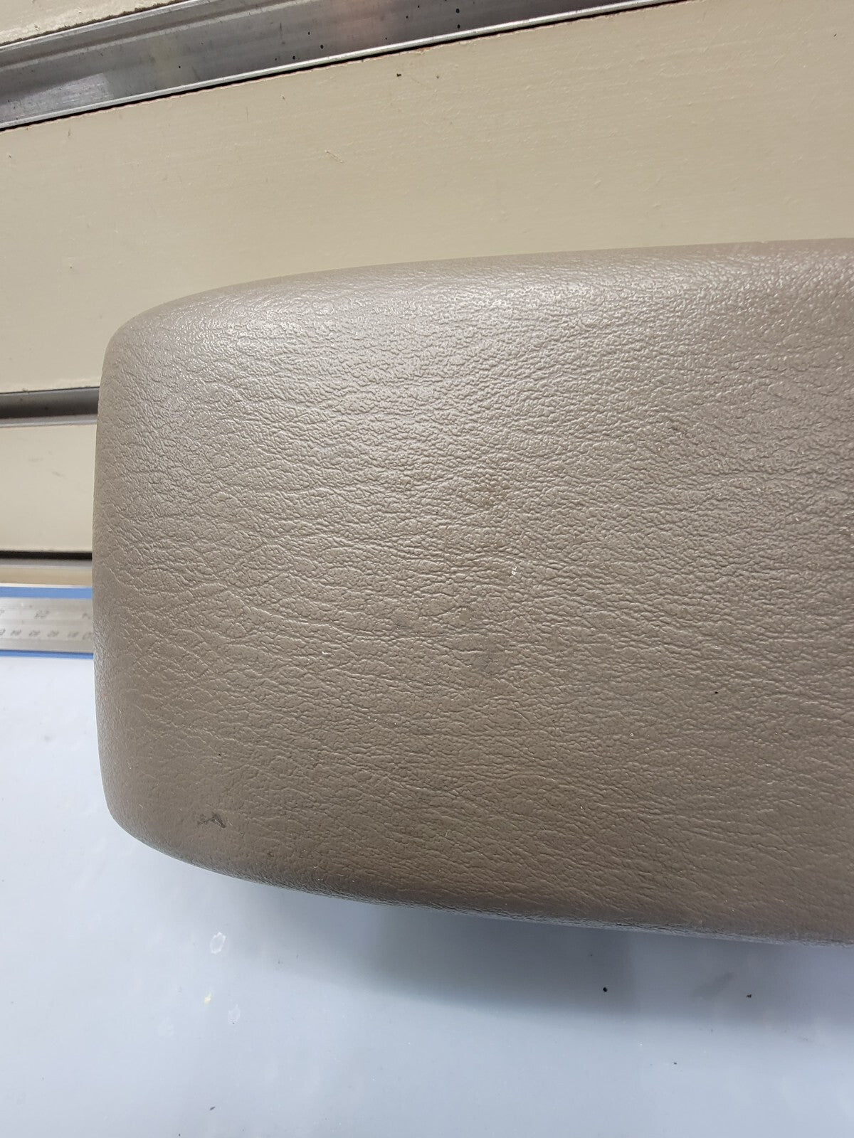 🔥01-05 SEBRING STRATUS Center Console Lid Armrest Storage Top Assembly DK TAN