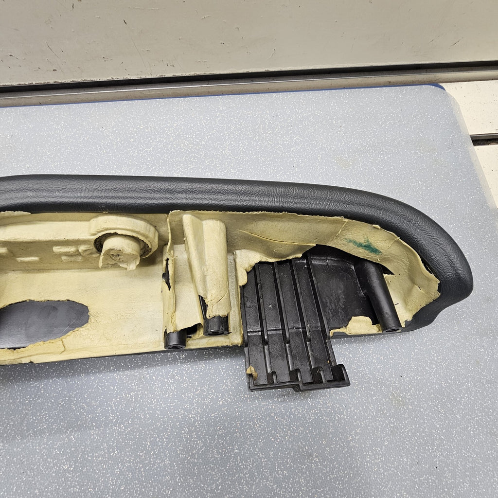99-06 Chevy GMC Silverado Door Panel ARMREST Front RIGHT Handle GRAPHITE H3 MANU