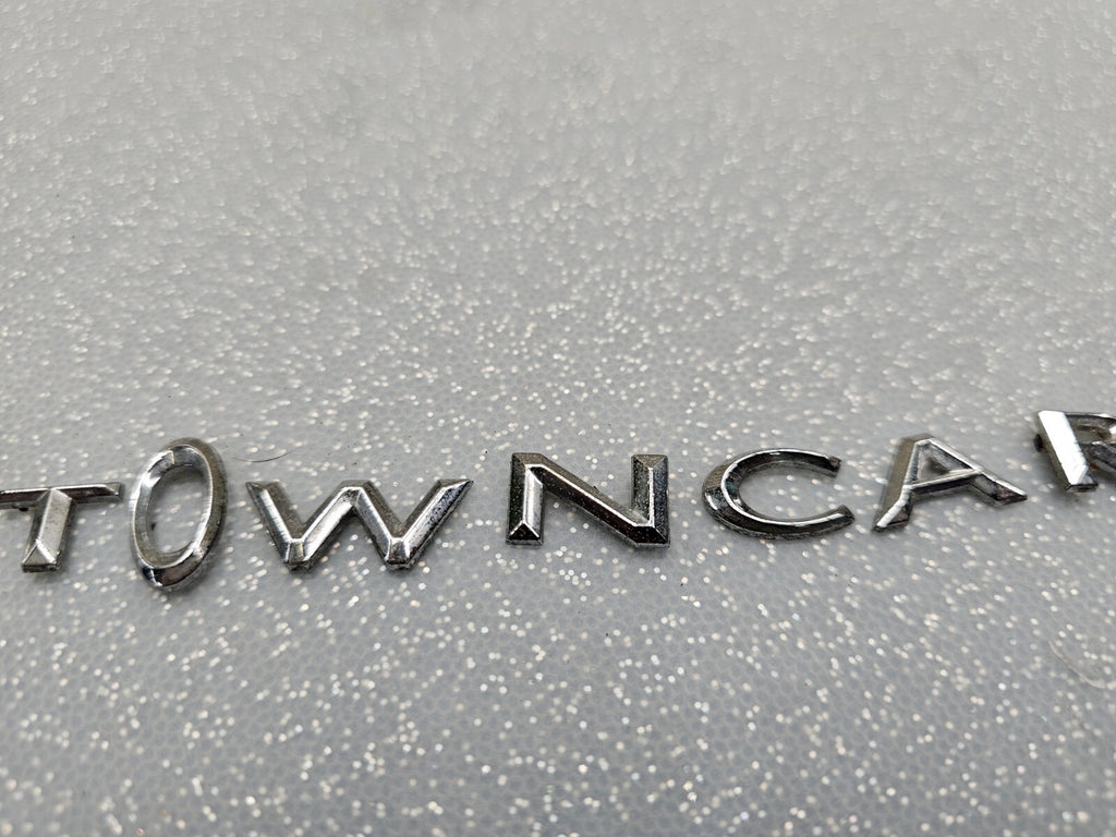 🔥03-11 LINCOLN TOWN CAR GATE LID EMBLEM BADGE SYMBOL LETTERS NAME PLATE SCRIPT