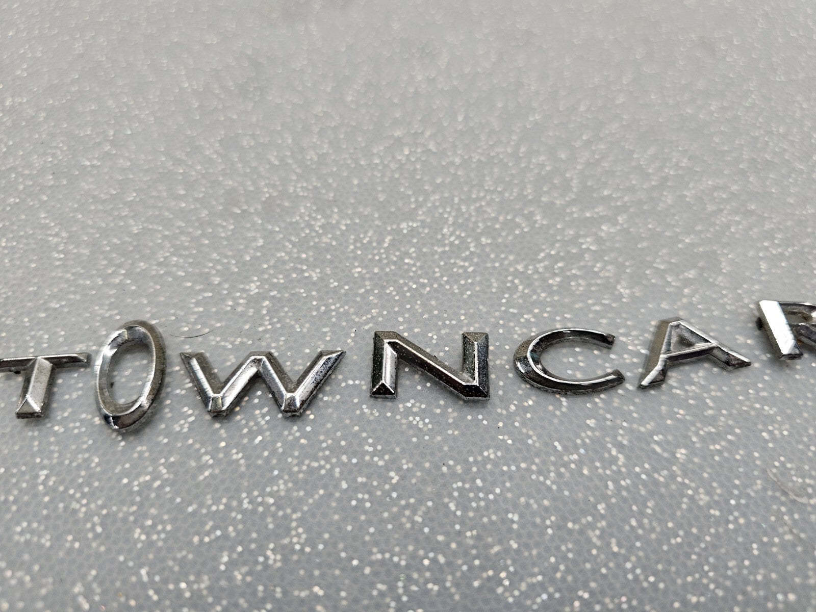 🔥03-11 LINCOLN TOWN CAR GATE LID EMBLEM BADGE SYMBOL LETTERS NAME PLATE SCRIPT