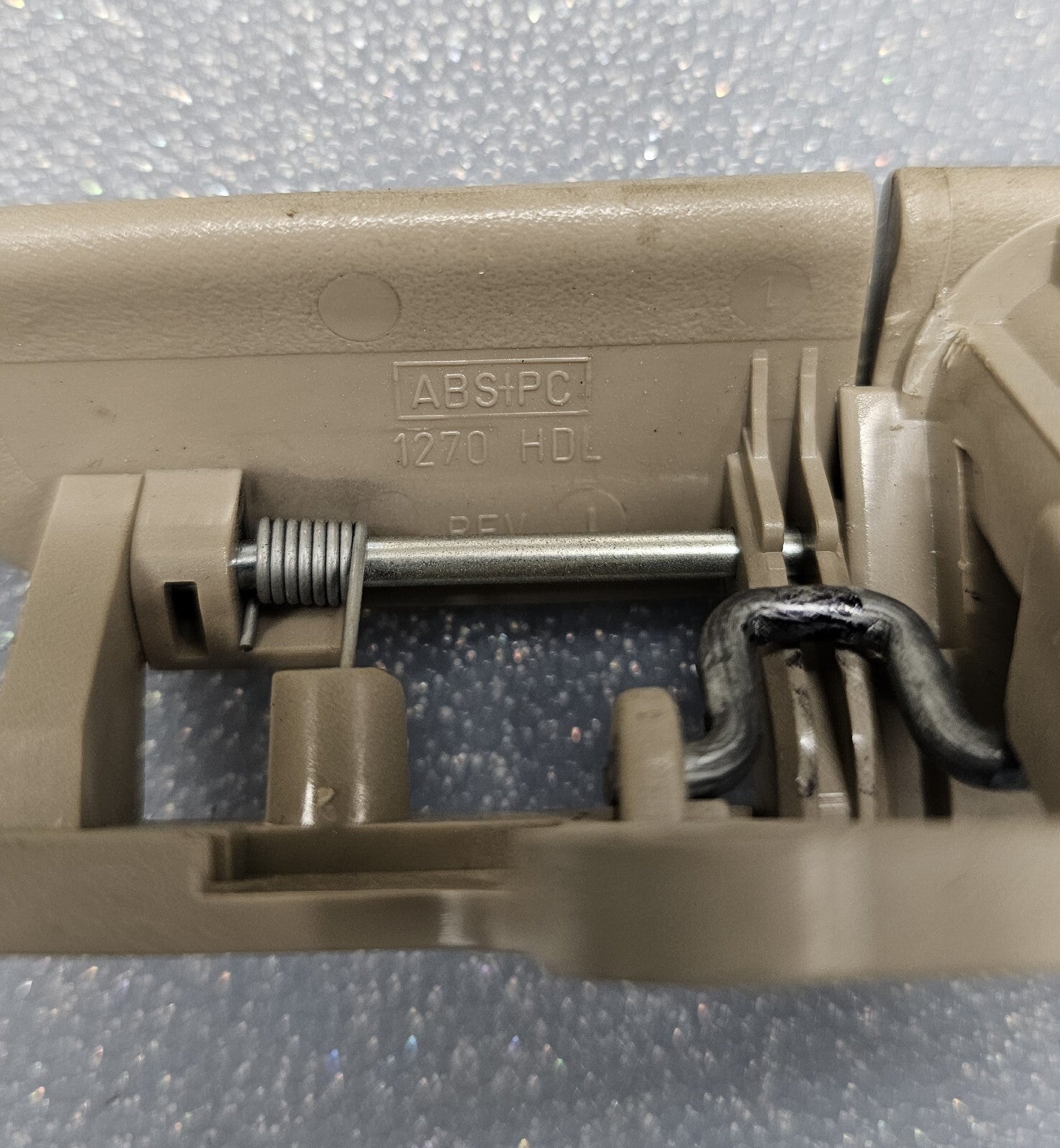 00-05 CADILLAC DEVILLE GLOVE STORAGE COMPARTMENT BOX LATCH LOCK HANDLE ASSEMBLY