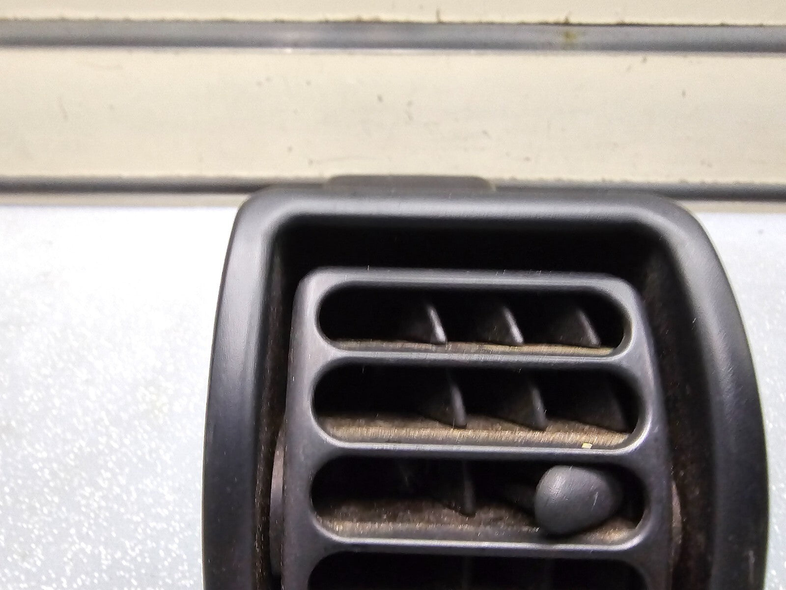 99-04 Land Rover Discovery Left Driver Air Vent Heater Conditioner Filter Black