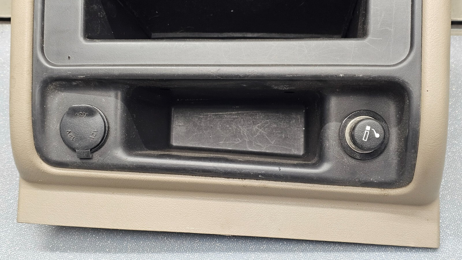 🔥03-06 CHEVY SILVERADO TAHOE GMC SIERRA CENTER CONSOLE STORAGE CUBBY TRAY TAN