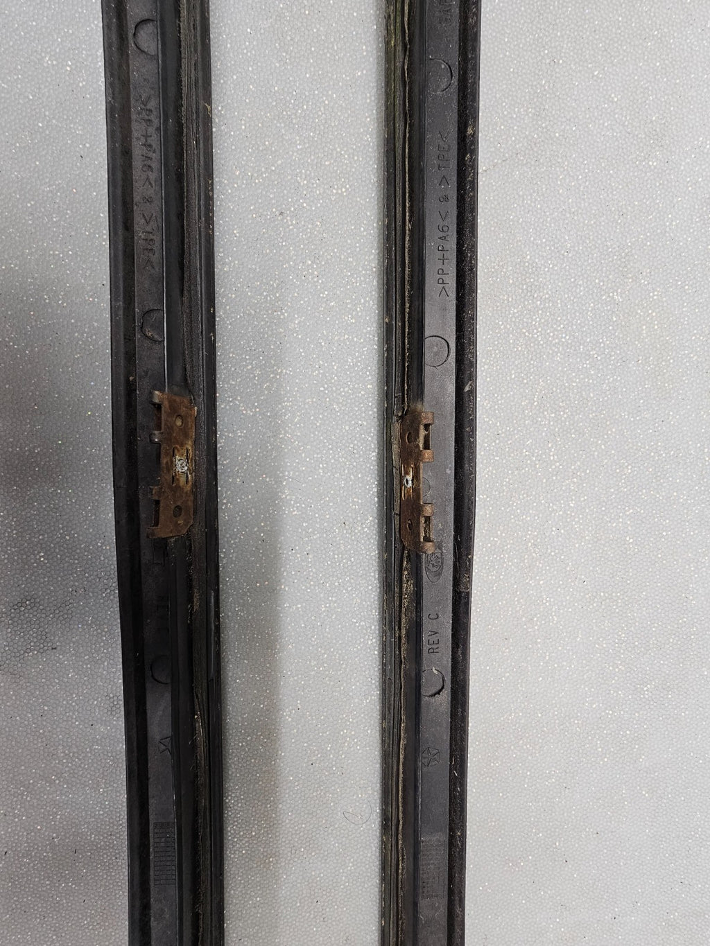 05-10CHRYSLER 300 CHARGER MAGNUM LEFT &RIGHT WINDSHIELD SRT8 SRT PILLAR MOLDING