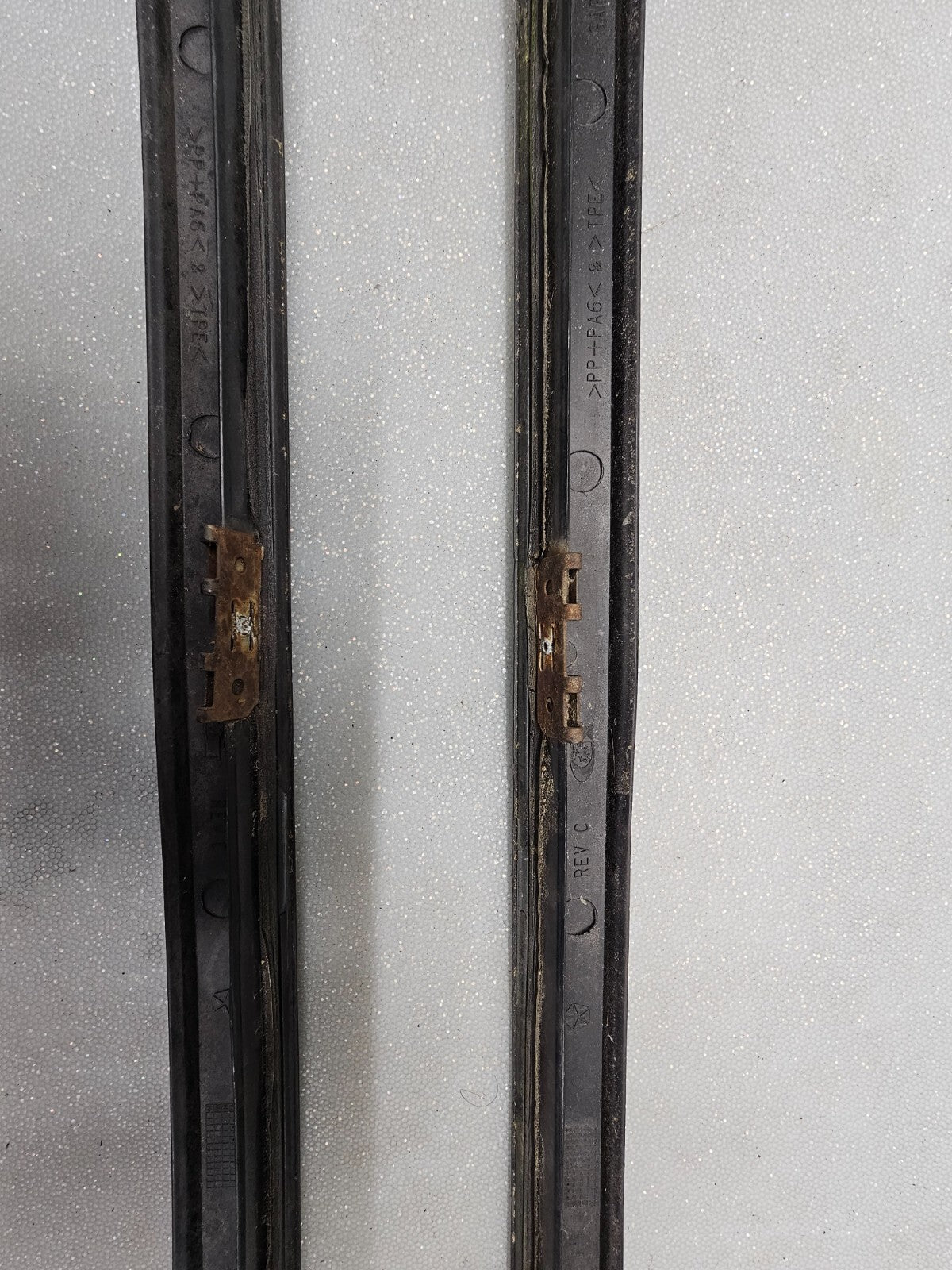 05-10CHRYSLER 300 CHARGER MAGNUM LEFT &RIGHT WINDSHIELD SRT8 SRT PILLAR MOLDING