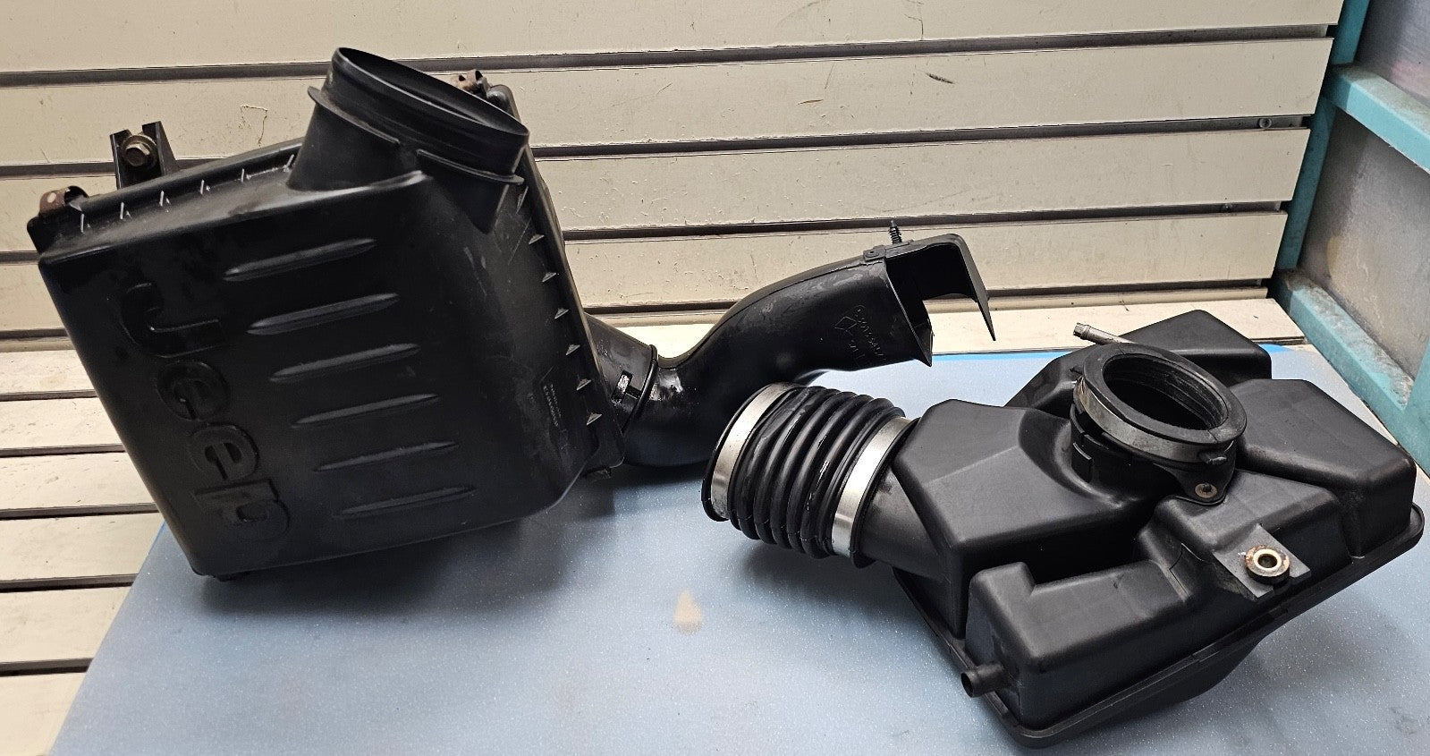 1999-2004 Jeep Grand Cherokee WJ 4.0 Air Cleaner Filter Box Connector Tube Hose