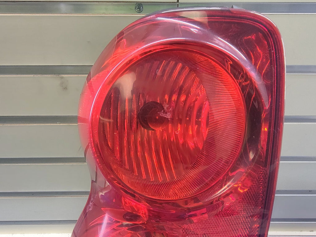 🔥2004-2009 Dodge Durango driver Side Lens and Housing Tail Light Lamp