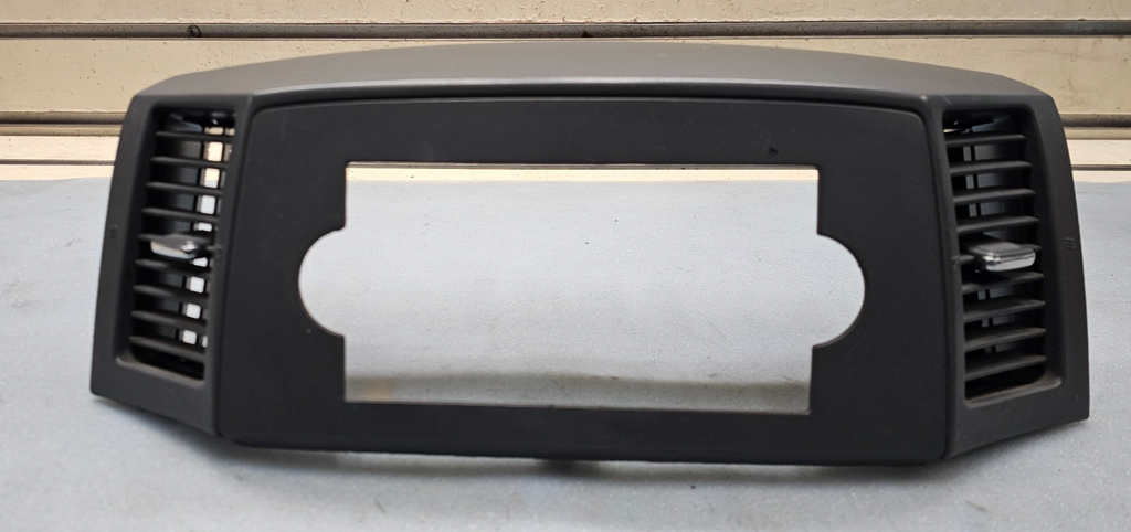 🔥2005-2007 Jeep Grand Cherokee Dash RADIO TRIM BEZEL W VENTS Gray B30