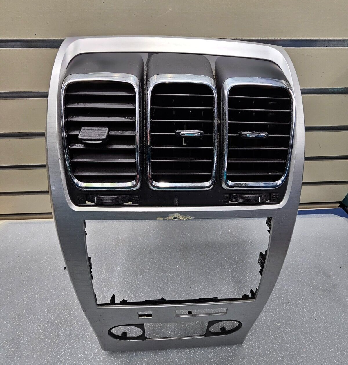 🔥2007-2012 GMC Acadia Center Dash Trim Radio Bezel Climate Control Silver
