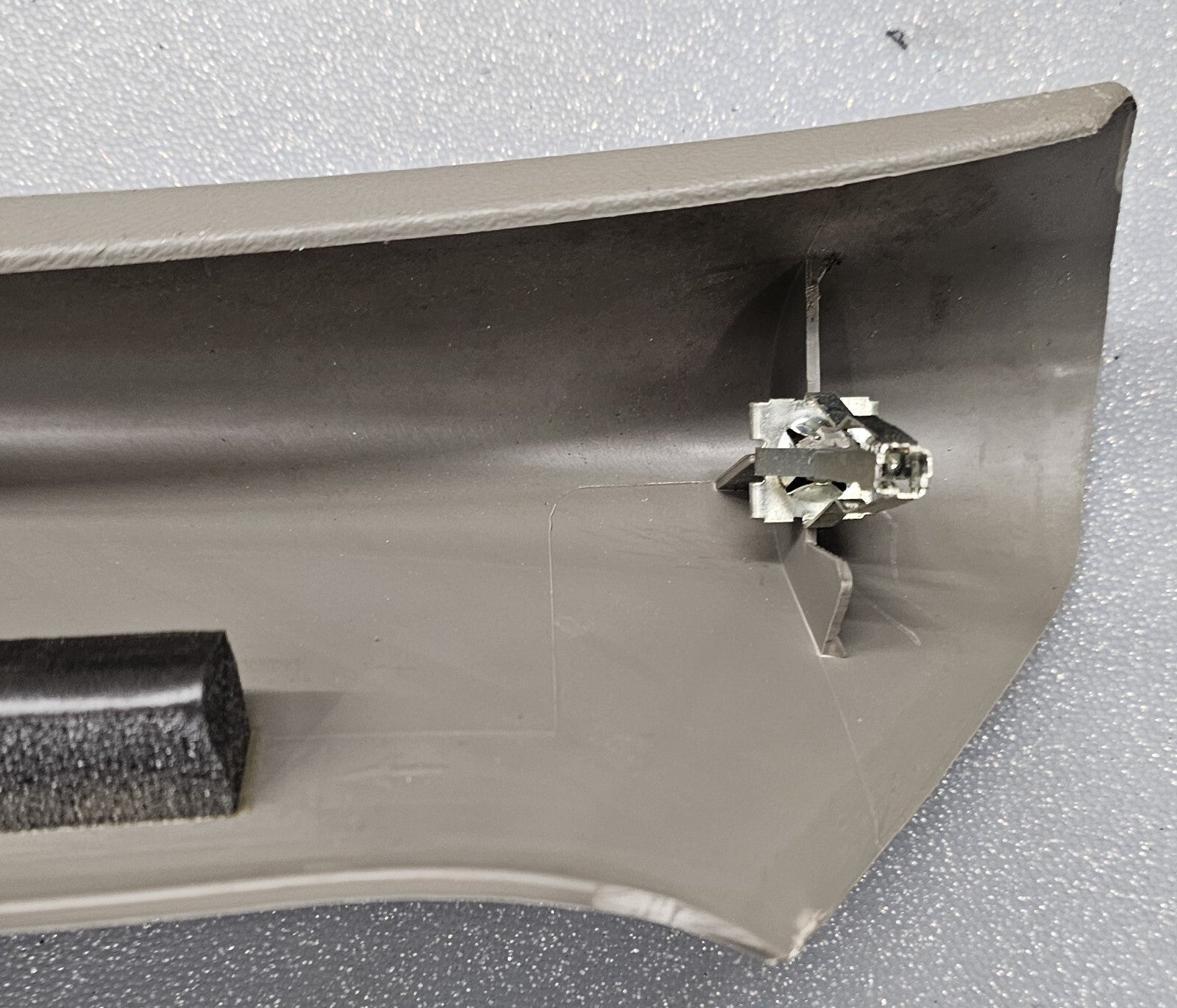 99-06 SILVERADO SIERRA Roof Molding A PILLAR Trim RIGHT Pass Speak LIGHTGRAY P3