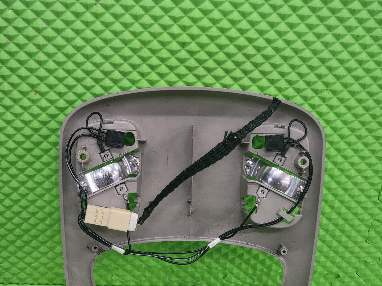 🔥2002-2005 Dodge Ram 1500 OverHead Console Map Dome TAN