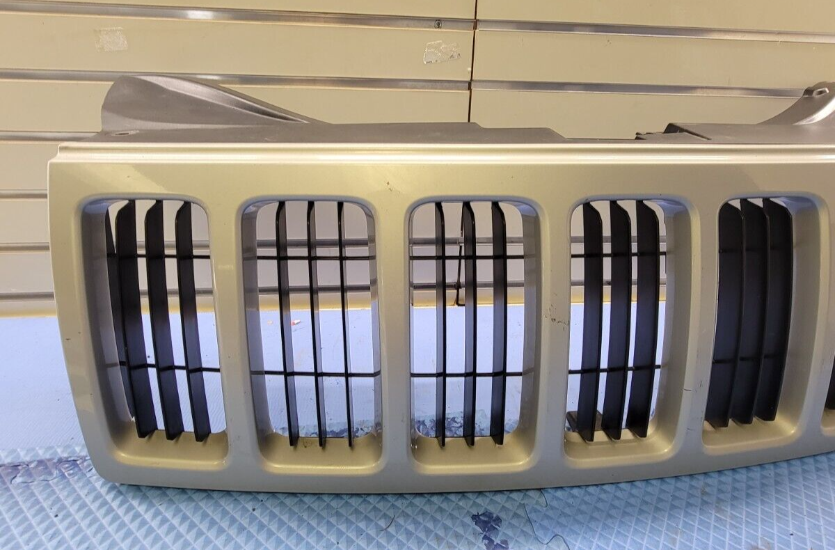 🔥08-10 Jeep Grand Cherokee Front Center Upper Grille Chrome Assembly White OEM