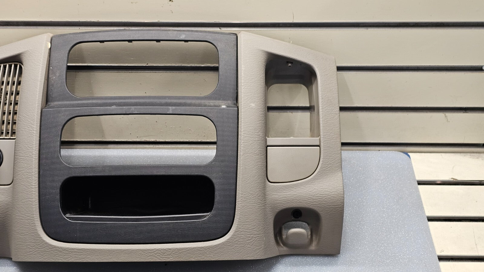 🔥02-05 Dodge RAM Dash RADIO Audio Stereo Bezel Climate Trim Panel Tan/Black B10