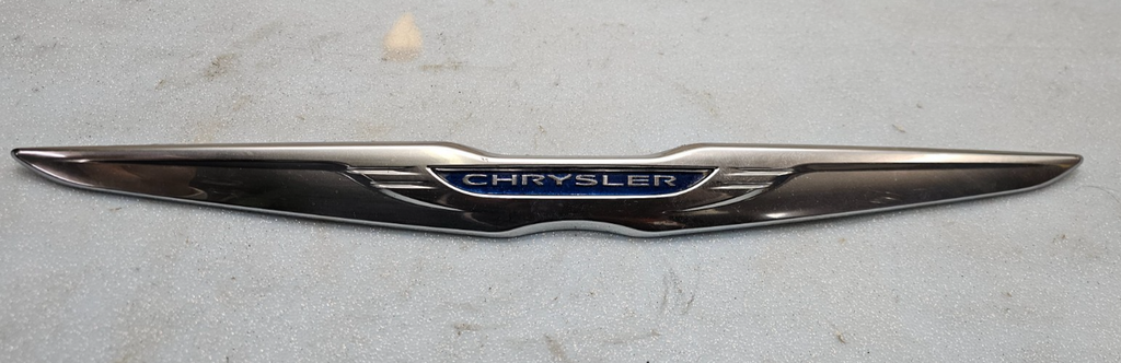 11-14 CHRYSLER 200 REAR TRUNK DECK DOOR EMBLEM BADGE LID NAMEPLATE LOGO MOLDING