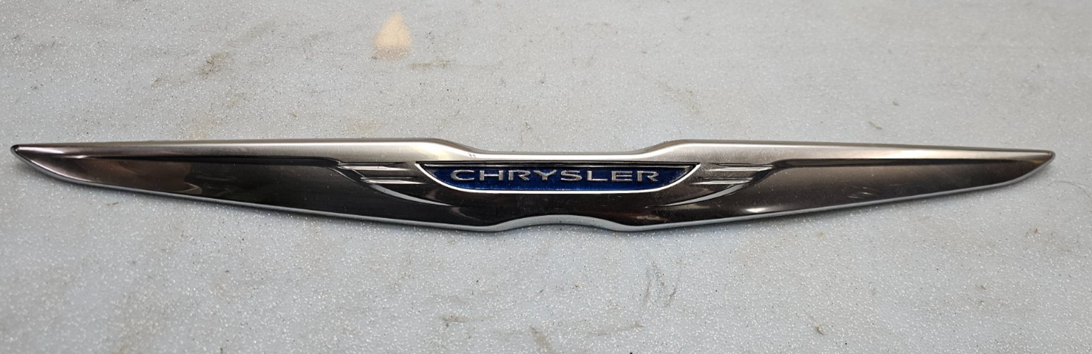 11-14 CHRYSLER 200 REAR TRUNK DECK DOOR EMBLEM BADGE LID NAMEPLATE LOGO MOLDING