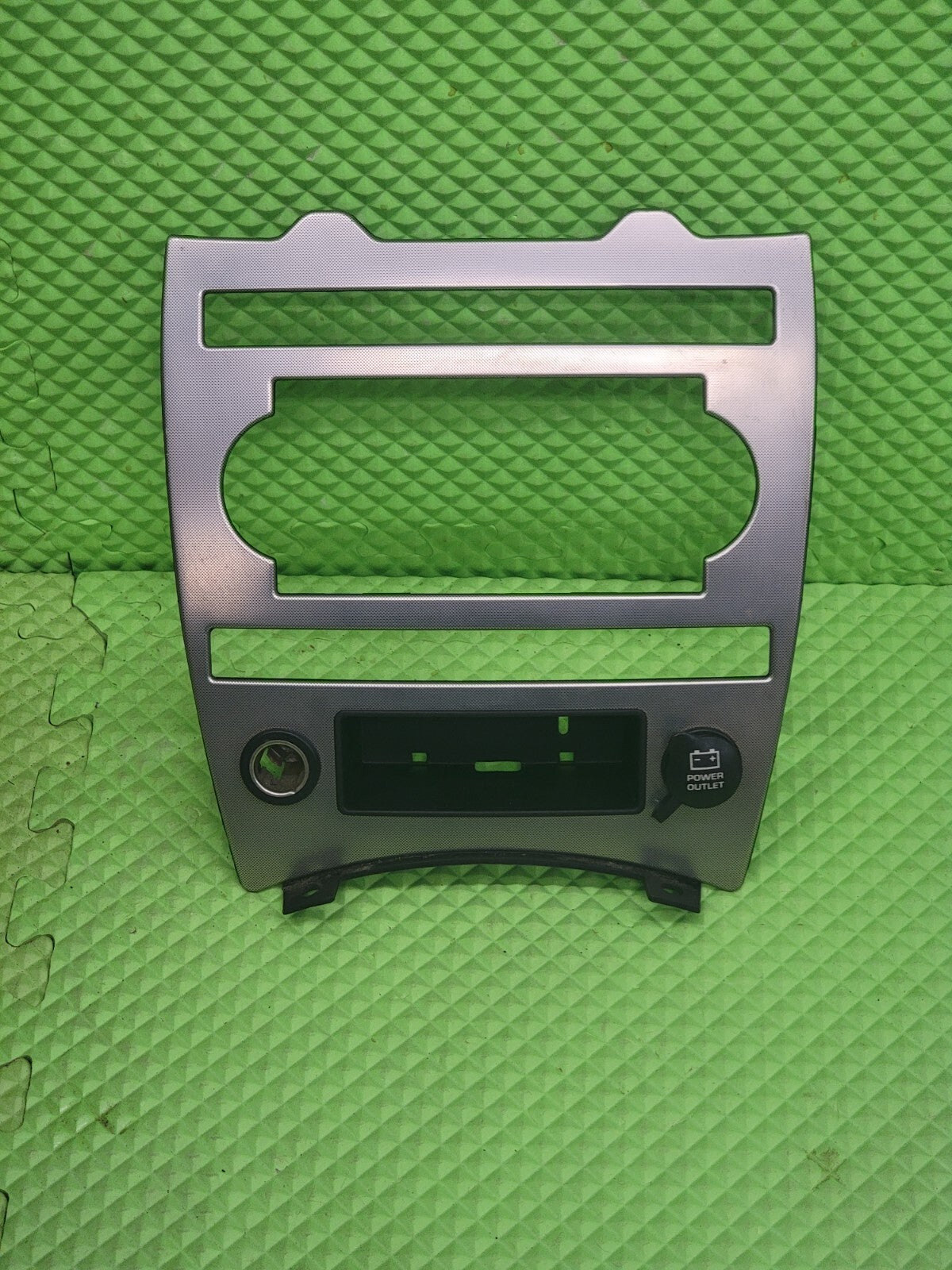 🔥2005-2006 JEEP GRAND CHEROKEE DASH PANEL RADIO SURROUND TRIM BEZEL OEM B70