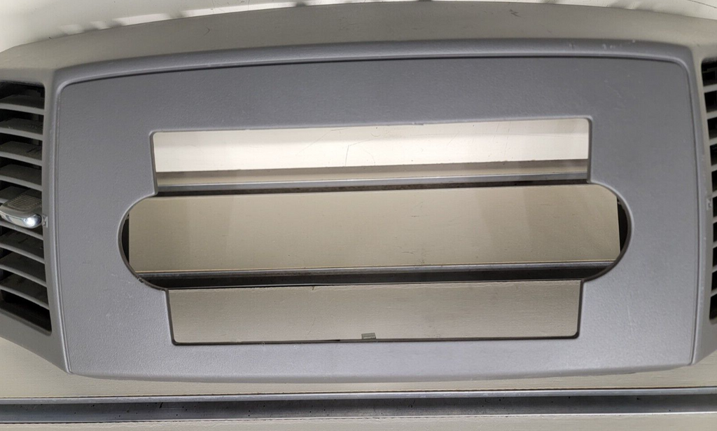 🔥2005-2007 Jeep Grand Cherokee Dash RADIO TRIM BEZEL W VENTS Gray B30