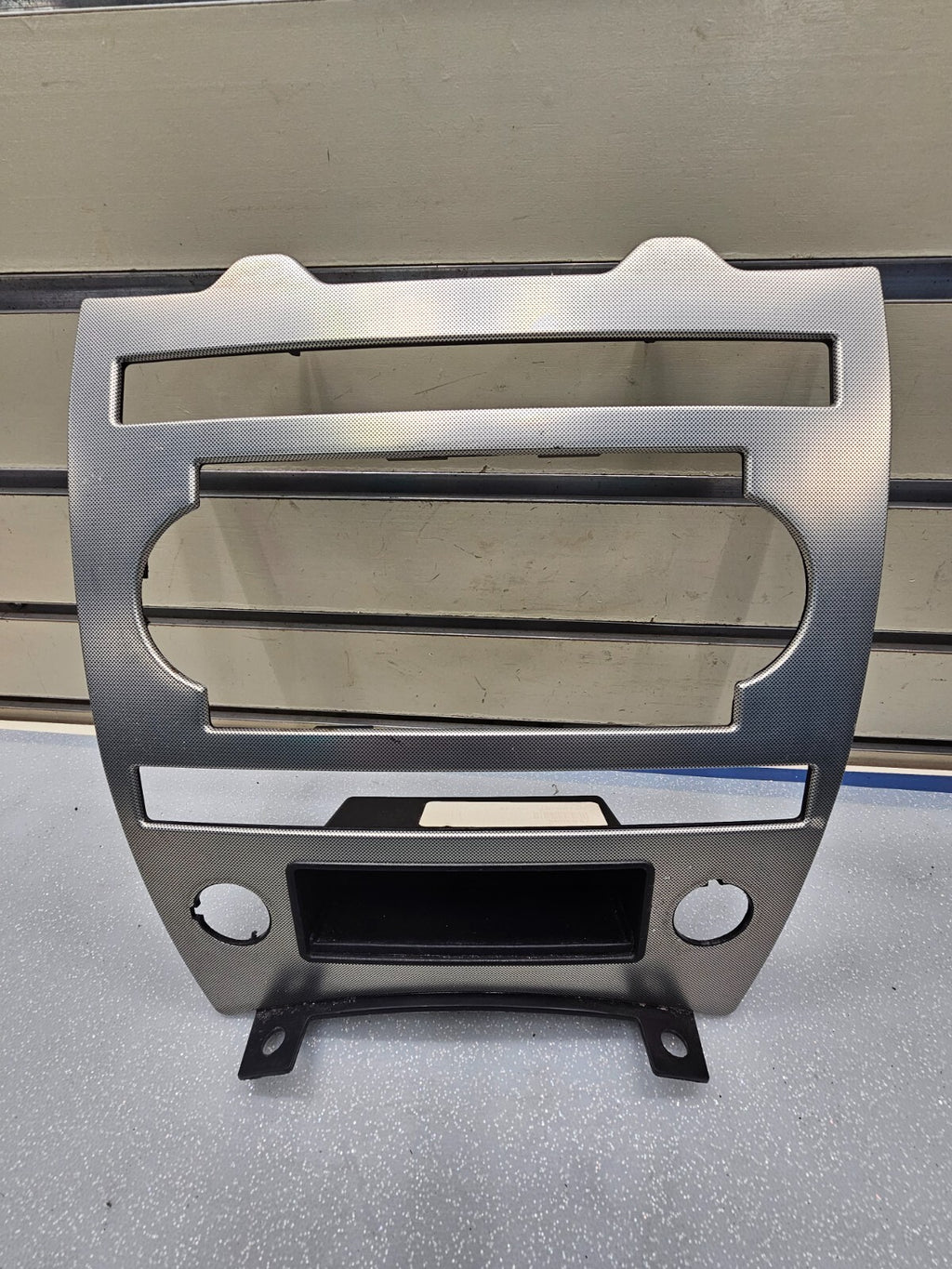 05-07 JEEP GRAND CHEROKEE DASH PANEL RADIO SURROUND TRIM BEZEL OEM SILVER B70