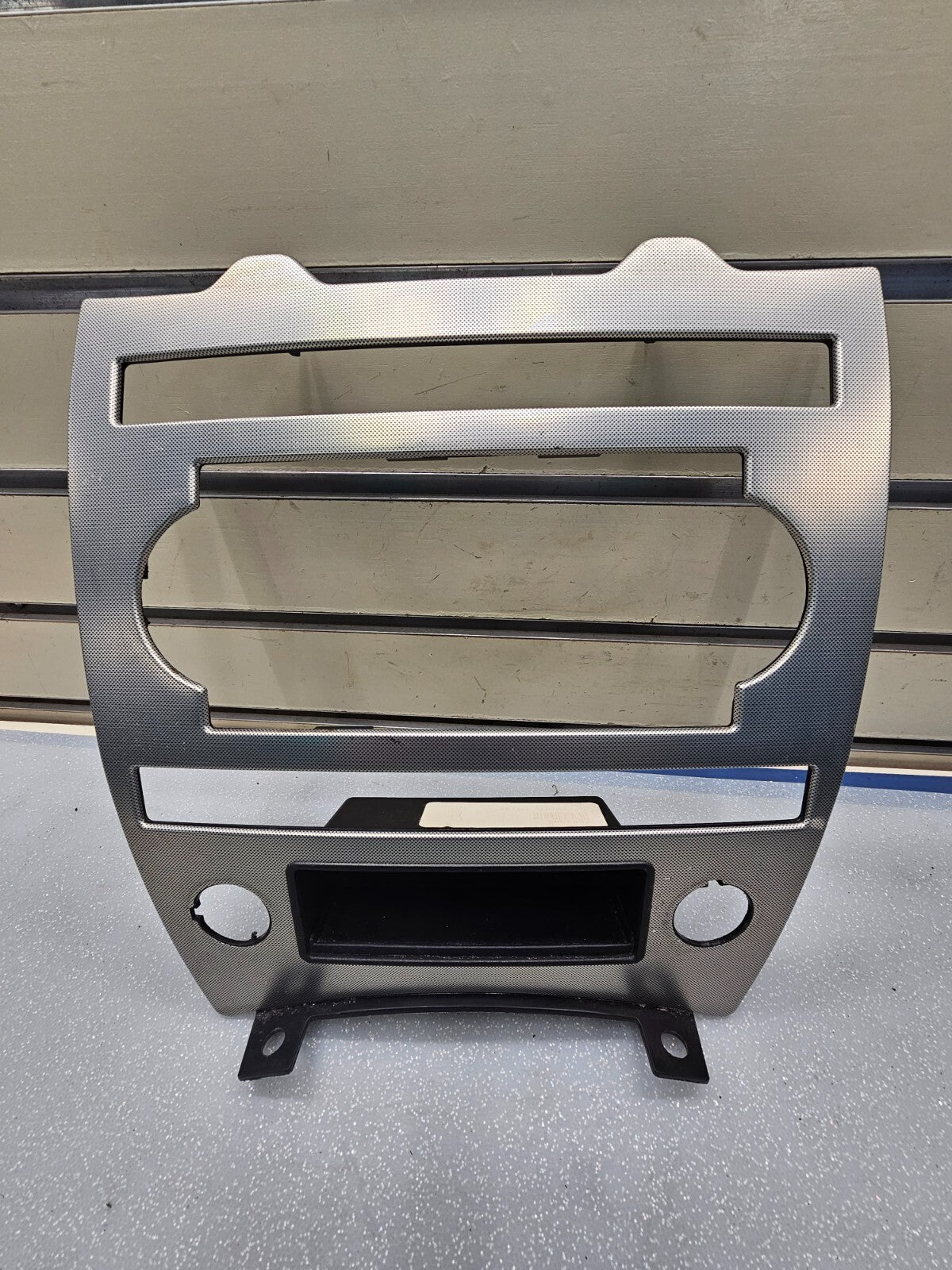 05-07 JEEP GRAND CHEROKEE DASH PANEL RADIO SURROUND TRIM BEZEL OEM SILVER B70