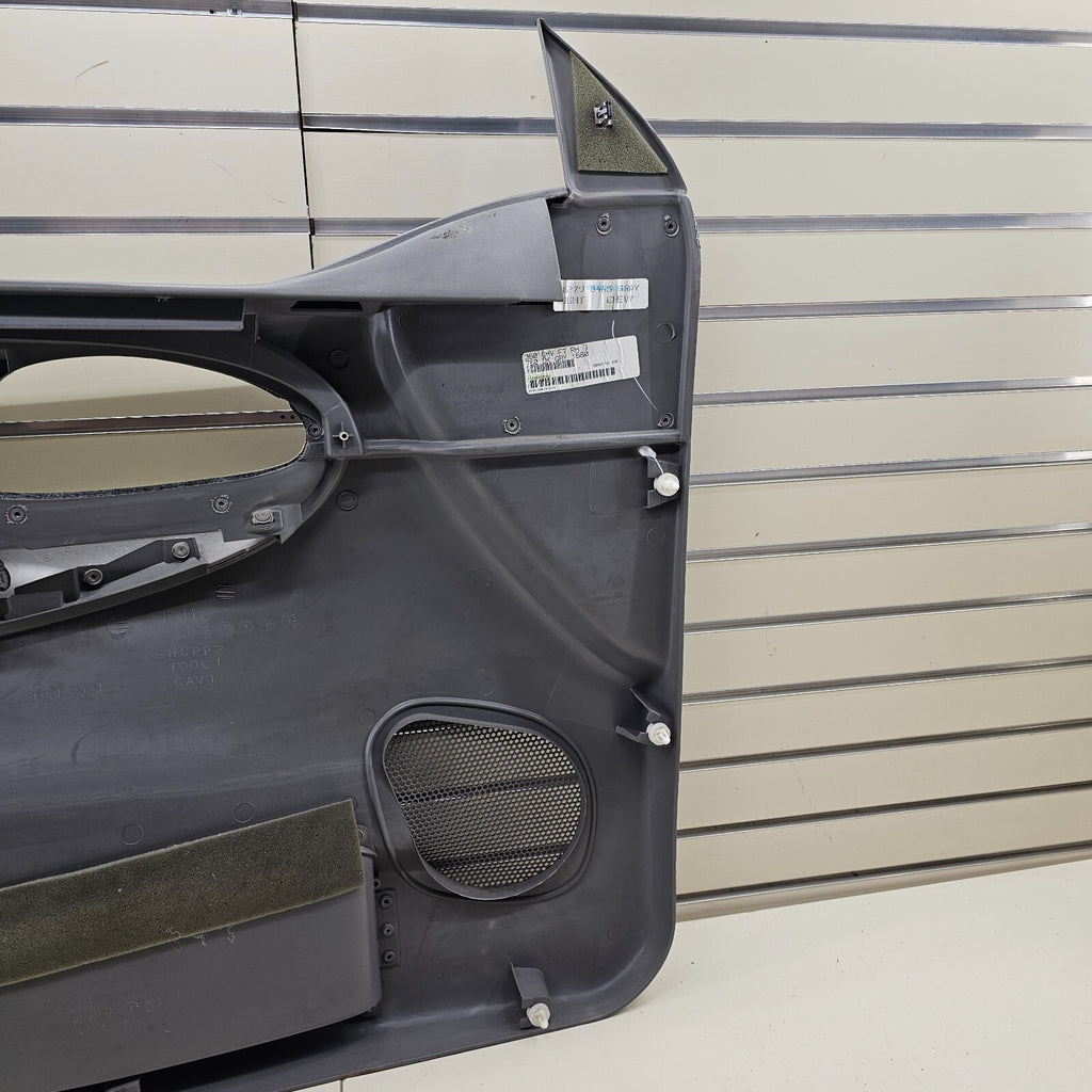 02-09 CHEVY TRAILBLAZER Door Panel  FrontRIGHT Passenger armrest GRAY -silver D8