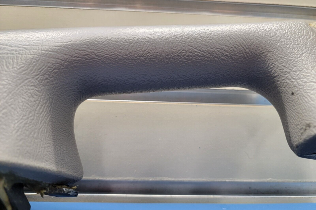 03-06 Silverado SIERRA TAHOE Door Panel ARMREST Front right Handle light gray H2