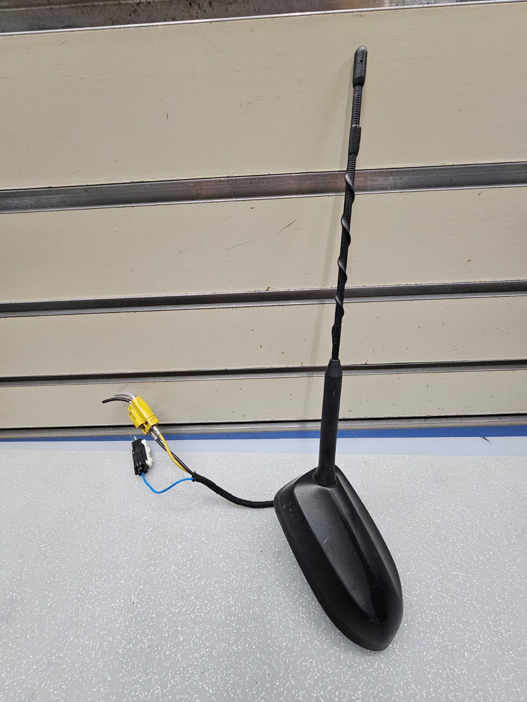 12-15 FORD FOCUS ESCAPE FUSION ROOF AM FM RADIO SHARK MOUNT ANTENNA ASSEMBLY OEM