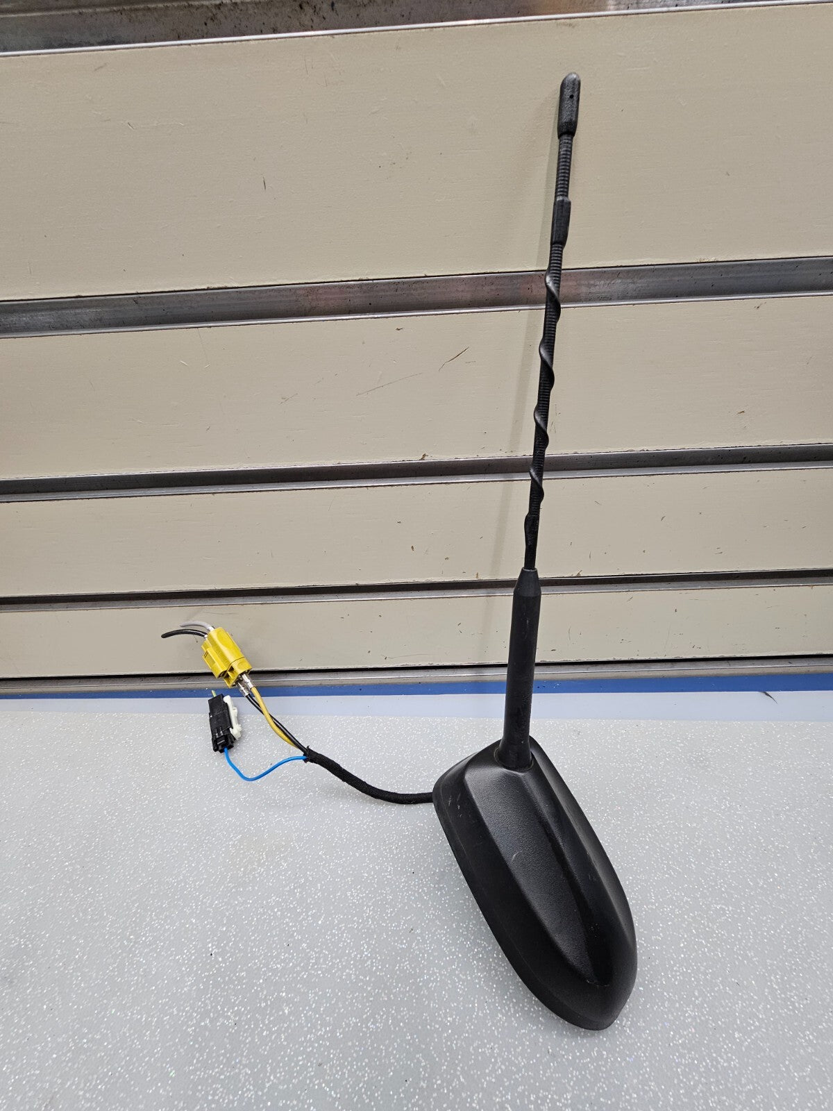 12-15 FORD FOCUS ESCAPE FUSION ROOF AM FM RADIO SHARK MOUNT ANTENNA ASSEMBLY OEM