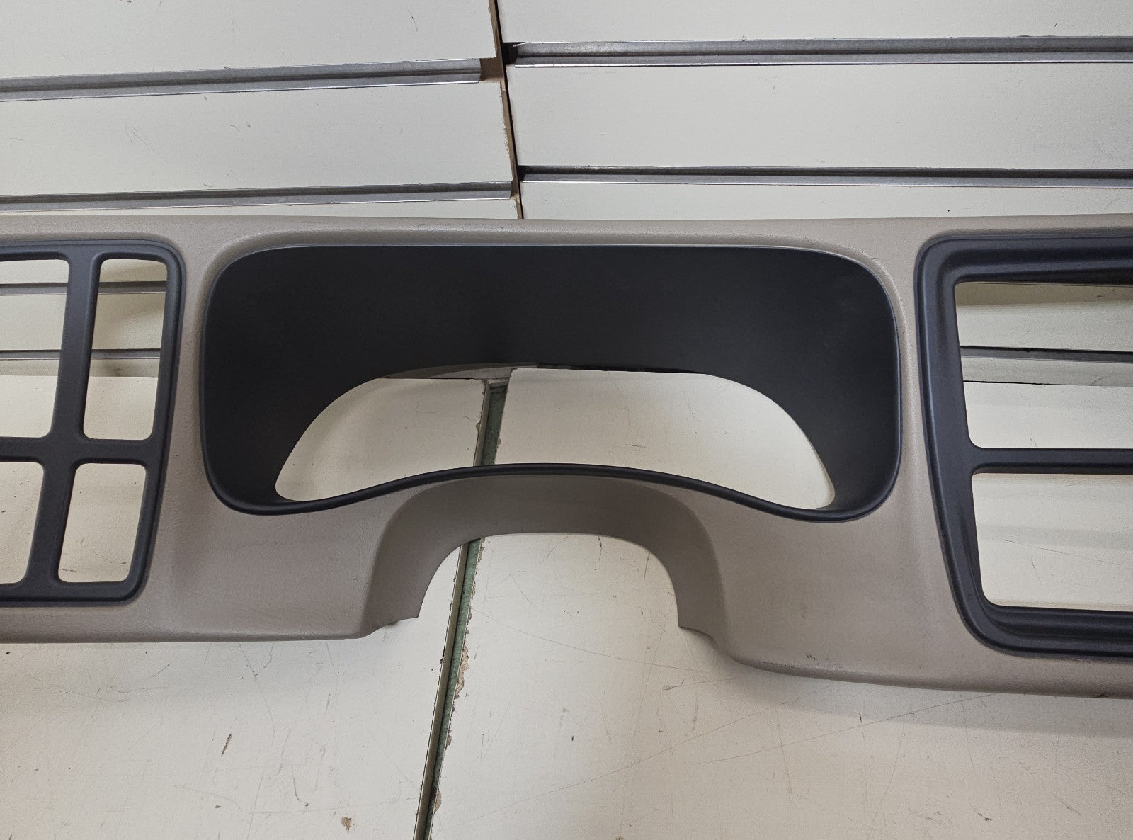 03-06 CHEVY GMC INSTRUMENT Cluster Speedo Dash Trim PANEL Radio Bezel LT TAN C5