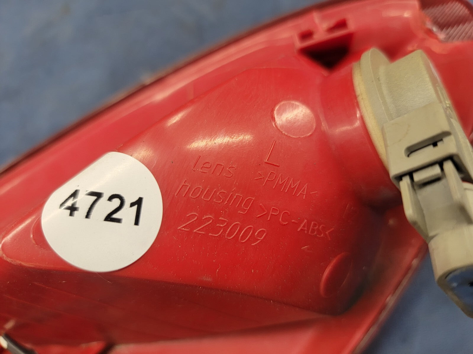 🔥2001-2005 Chrysler PT Cruiser Tail light Left driver side brake light assembly