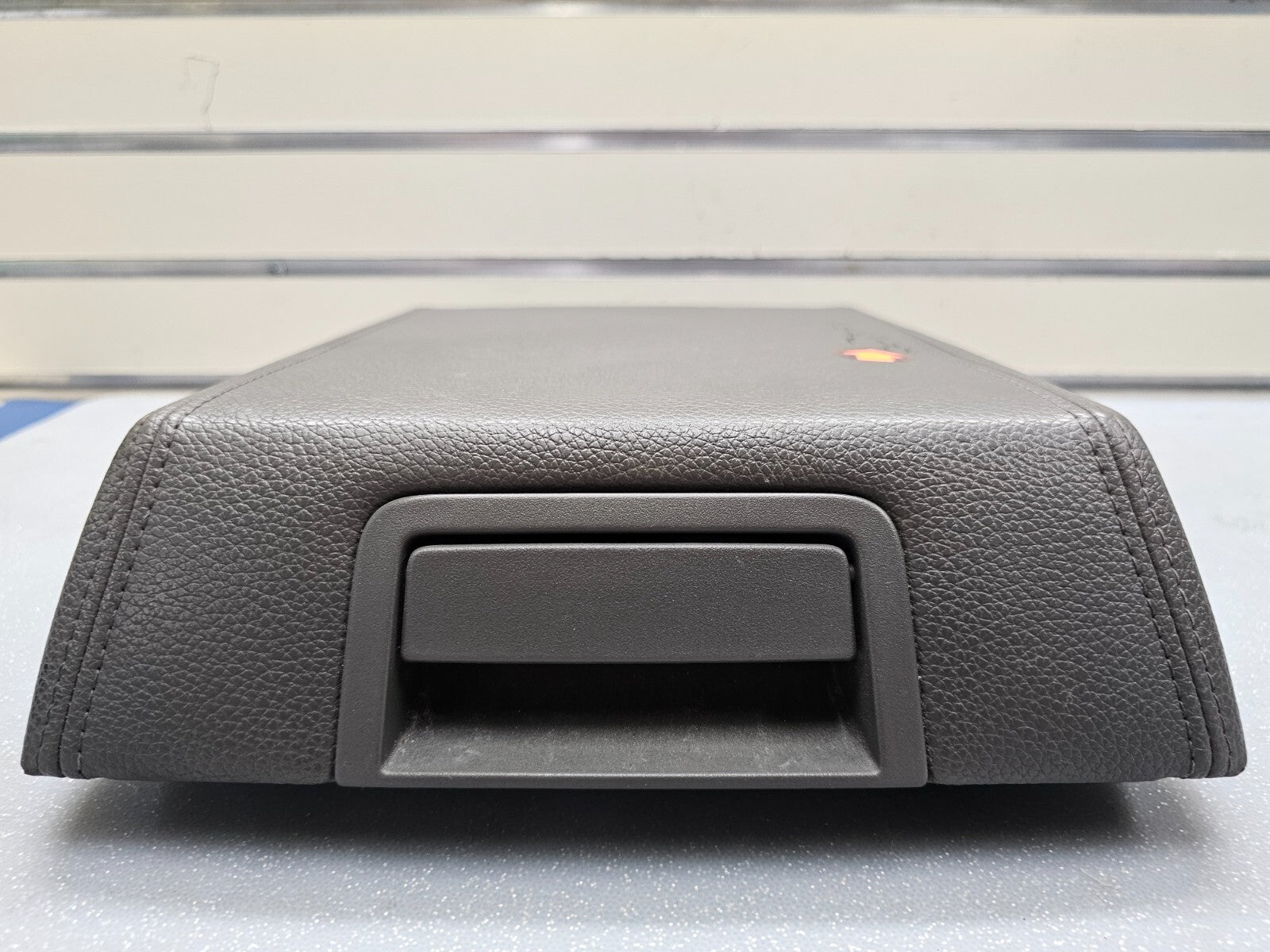 04-08 FORD F150 LARIAT FLOOR CENTER CONSOLE COLUMN SHIFT ARM REST LID TOP BLACK